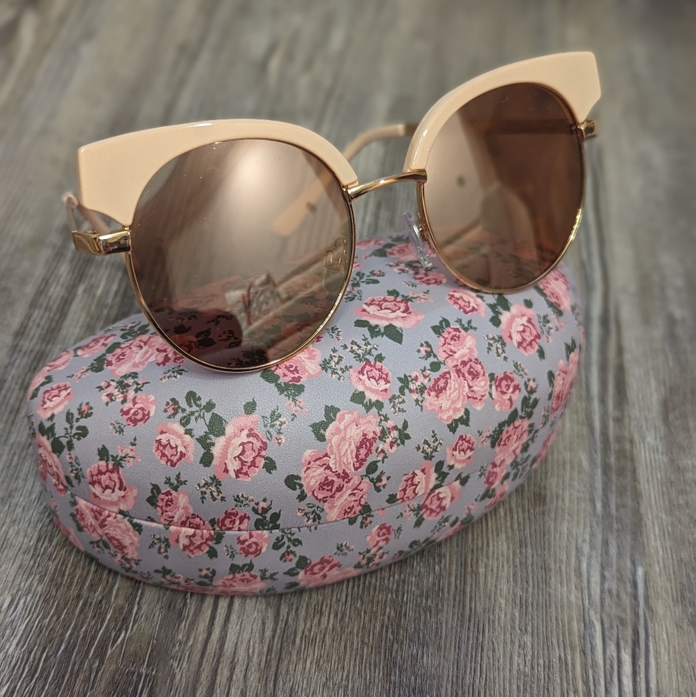 🩷 Pink sun glasses with Rose Case included!